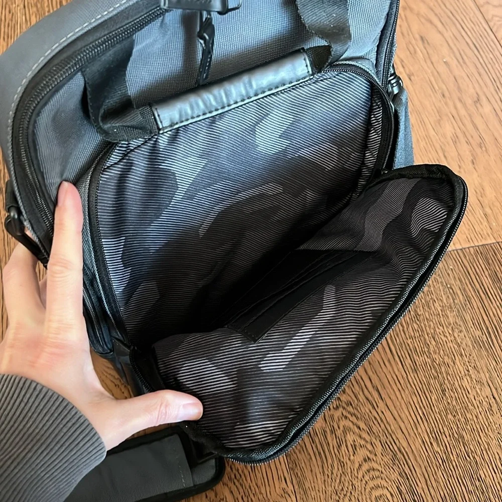 TARGUS T-1211 Gunmetal Gray and Camo crossbody messenger tech bag